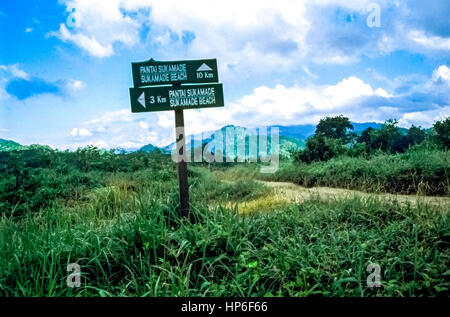 Richtung Wegweiser im Meru Betiri Nationalpark, Ost-Java, Indonesien. Stockfoto