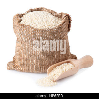 Sesam in Säckchen mit hölzernen Schaufel isoliert auf weißem Hintergrund. Volle Jute Beutel mit Sesam. Sesamsamen Stockfoto