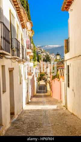 Straße in der Innenstadt von Granada mit der Sierra Nevada im Hintergrund, Spanien Stockfoto