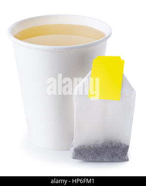 grünen oder Kräutertee Tee in Take-away Becher mit Teebeutel isoliert auf weißem Hintergrund. Take-out Papier Tasse Tee isoliert auf weiss eröffnet. Grünen oder Kräutertee te Stockfoto