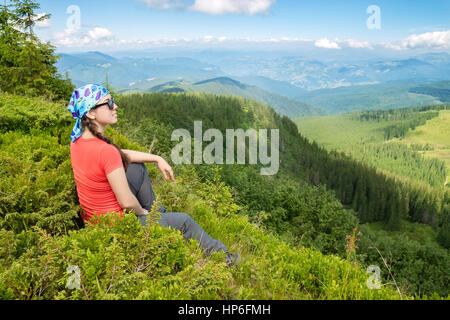 glückliche Frau Touristen bewundern die Aussicht auf die Berge. Wanderer-Mädchen genießen herrlichen Bergblick. Tourismus in den Bergen. Wandern. Stockfoto