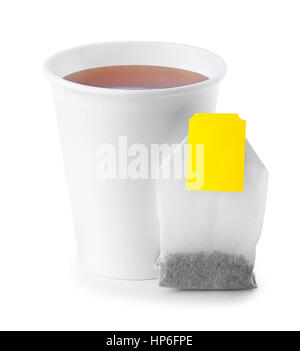 schwarzer Tee in Take-away Becher mit Teebeutel isoliert auf weißem Hintergrund. Take-out Papier Tasse Tee isoliert auf weiss eröffnet. Schwarzer Tee Stockfoto