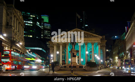 LONDON, UK - April: Nachtansicht des britischen Finanzzentrum, Bank of England und der Royal Exchange. Langzeitbelichtung mit Verkehr Autos. City of London Stockfoto