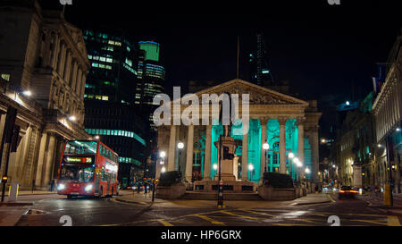 LONDON, UK - April: Nachtansicht des britischen Finanzzentrum, Bank of England und der Royal Exchange. Langzeitbelichtung mit Verkehr Autos. City of London Stockfoto