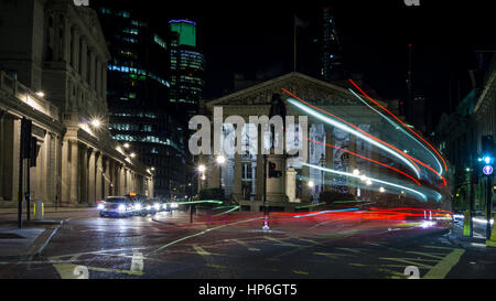 LONDON, UK - April: Nachtansicht des britischen Finanzzentrum, Bank of England und der Royal Exchange. Langzeitbelichtung mit Verkehr Autos. City of London Stockfoto