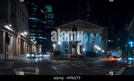 LONDON, UK - April: Nachtansicht des britischen Finanzzentrum, Bank of England und der Royal Exchange. Langzeitbelichtung mit Verkehr Autos. City of London Stockfoto