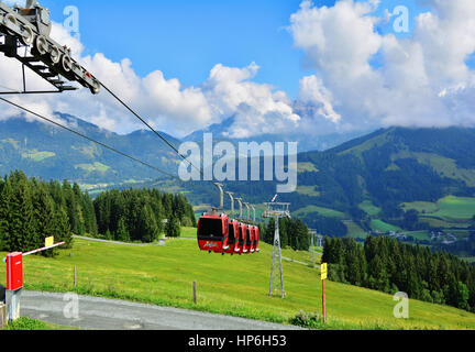 FIEBERBRUNN, ÖSTERREICH - 30. AUGUST 2016. Cable Car Transport in Fieberbrunn, Tirol, Österreich Stockfoto