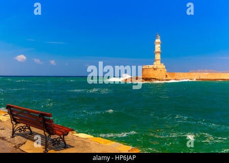 Alten Hafen mit Leuchtturm, Chania, Kreta, Griechenland Stockfoto