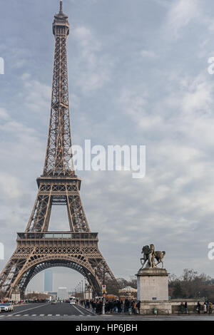 Editorial: PLACE DE VARSOVIE, PARIS, Frankreich, 12. Februar 2017 - The Eiffel Tower mit dem Montparnasse-Turm von der Place de Varsovie gesehen Stockfoto