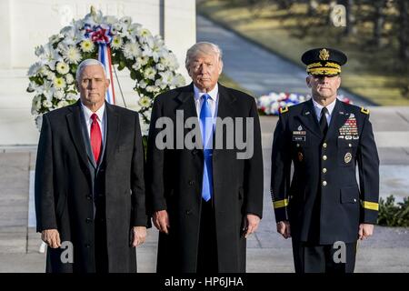 U.S. Präsident elect Donald Trump, Vice Präsident elect Mike Pence und U.S. Army Kommandierender General Bradley Becker während einer Kranzniederlegung am Arlington National Cemetery Grab des unbekannten Soldaten 19. Januar 2017 in Arlington, Virginia. Stockfoto
