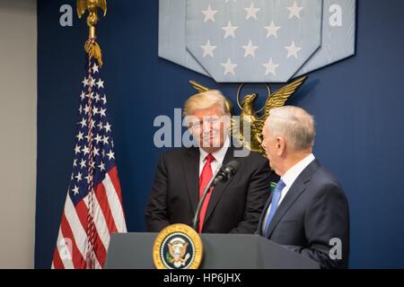 US-Präsident Donald Trump lächelt neu vereidigt Verteidigungsminister James Mattis während einer Zeremonie im Pentagon Halle der Helden 27. Januar 2017 in Washington, DC. Stockfoto