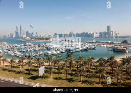 Erhöhten Blick auf die Skyline von Abu Dhabi Hafen und Stadt. Vereinigte Arabische Emirate, Naher Osten Stockfoto