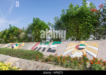 Vereinigte Arabische Emirate Nationalflaggen Denkmal in einem Kreisverkehr in Liwa-Oase. Emirat von Abu Dhabi, Vereinigte Arabische Emirate, Naher Osten Stockfoto