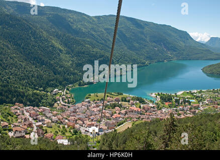 Mit Blick auf den Lago di Molveno, in die Nähe der Provinz Trentino in Norditalien Stockfoto