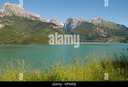 Lago di Molveno in der Nähe von andalo in der Provinz Trentino Italien Nord, mit der Brenta Dolomiten über Stockfoto