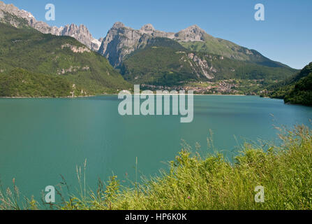 Lago di Molveno in der Nähe von andalo in der Provinz Trentino Italien Nord, mit der Brenta Dolomiten über Stockfoto