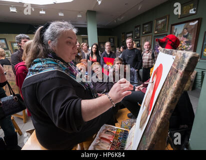 Moskau, Russland - 18. Februar 2017: Menschen besuchen freie Zeichnung Werkstatt beim Tag der offenen Tür in der Aquarelle Schule Stockfoto