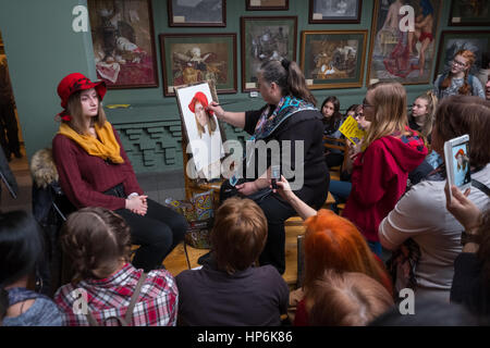 Moskau, Russland - 18. Februar 2017: Menschen besuchen freie Zeichnung Werkstatt beim Tag der offenen Tür in der Aquarelle Schule Stockfoto