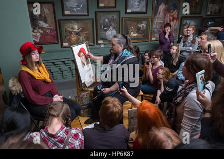 Moskau, Russland - 18. Februar 2017: Menschen besuchen freie Zeichnung Werkstatt beim Tag der offenen Tür in der Aquarelle Schule Stockfoto