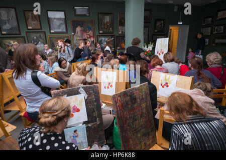 Moskau, Russland - 18. Februar 2017: Menschen besuchen freie Zeichnung Werkstatt beim Tag der offenen Tür in der Aquarelle Schule Stockfoto