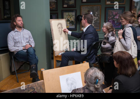 Moskau, Russland - 18. Februar 2017: Menschen besuchen freie Zeichnung Werkstatt beim Tag der offenen Tür in der Aquarelle Schule Stockfoto