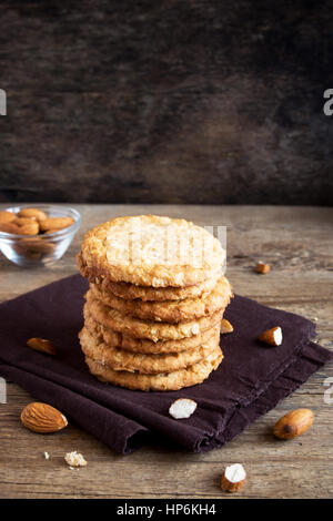 Hausgemachte Mandel Kekse auf Holztisch - gesunde hausgemachte vegane Vegetarier Gebäck mit Mandeln Nüssen Stockfoto