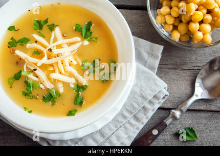 Hausgemachter Kichererbsen-Suppe mit Käse und Petersilie - gesunde Bio-vegetarische Ernährung pflanzliches Eiweiß essen essen essen Suppe Stockfoto