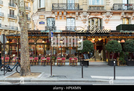 Paris, Frankreich-Februar 15, 2017: im berühmten Restaurant Le Dome am Boulevard Montparnasse in Paris. Eröffnet 1898, die es von berühmten Skulpto besucht wurde Stockfoto