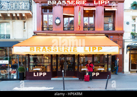 Paris, Frankreich-Februar 15, 201è: die Brasserie Lipp ist eine berühmte Einrichtung auf dem Boulevard Saint Germain.Hemingway seine Sendungen von hier schrieb Stockfoto