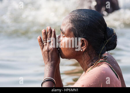 Tiefe, in, Gebet, Beten, Varanasi, Benares, Hindu, religiöse, Kapital, Heilige, Fluss, Ganges, Banken, der, Heilige, Baden, ghats, Uttar, Pradesh, Indien, indisch, asiatisch, Asiatische, Stockfoto