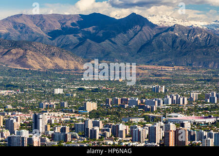 Santiago Stadtbild und Los Andes Mountain Range Parque Natural San Carlos de Apoquindo Hügel Stockfoto