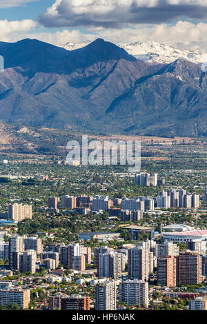 Santiago Stadtbild und Los Andes Mountain Range Parque Natural San Carlos de Apoquindo Hügel Stockfoto