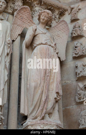 Der "lächelnde Engel" ist eine Steinskulptur der Kathedrale von Reims, Frankreich. Stockfoto