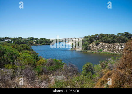 Ein Blick auf Moore River und seinen Banken in Western Australia Stockfoto