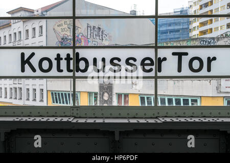 Berlin, Deutschland - 19. Februar 2017: U-Bahn Station Schild am Kottbusser Tor in Berlin, Kreuzberg. Stockfoto