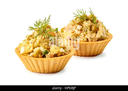 Zwei Törtchen mit Schinken Salat auf weiß Stockfoto