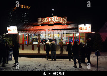 Ottawa, Kanada - 5. Februar 2017: Tausende von Menschen nehmen an der jährlichen Winterlude Festival Teil und probieren Sie die lokalen Gebäck bekannt als BeaverTails, Stockfoto