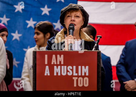 New York, USA. 19. Februar 2017. Schauspielerin Susan Sarandon besuchte das treffen. New Yorker aller Glaubensrichtungen und ethnischen Hintergründen versammelten sich im New Yorker Times Square (an der Ecke 48th Street & Broadway, Manhattan) und Join Hip-Hop-Pionier Russell Simmons. Die prominente Religionsführer erklären ihre Solidarität mit der amerikanischen Muslime, die vor kurzem durch eine diskriminierende Rhetorik und Reisen Verbot der Trumpf-Administration belastet. Bildnachweis: Erik McGregor/Pacific Press/Alamy Live-Nachrichten Stockfoto