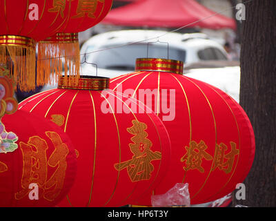 Leuchtend rot und Gold Laternen zum Verkauf in Xian China für Chinese New Year. Stockfoto