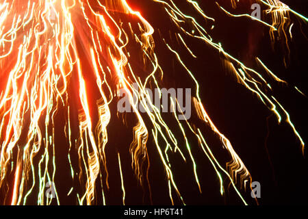 Eine abstrakte Unschärfe ein Feuerwerk gegen einen schwarzen Himmel. Stockfoto