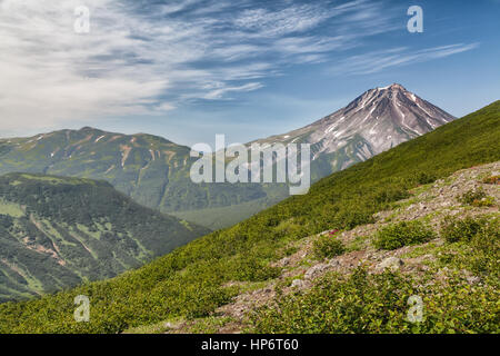 Berge und Vulkane. Schöne Landschaft der Halbinsel Kamtschatka: Sommer Panorama der Bergkette Vachkazhets, Bergsee und Wolken Stockfoto