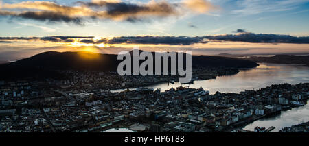 Sonnenuntergang über der Stadt Bergen in Norwegen Stockfoto
