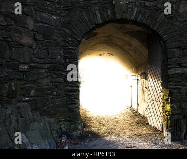 Alte Burgtor in Bergen Norwegen mit starker Sonneneinstrahlung auf der anderen Seite Stockfoto