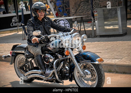 Reifer Mann, der ein Harley Davidson Softail Motorrad fährt Stockfoto