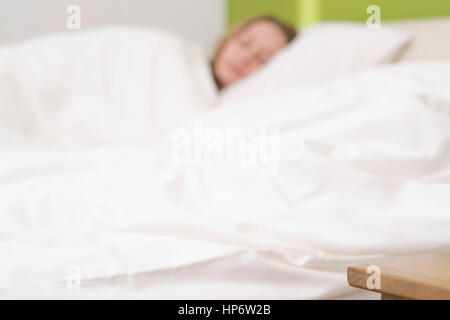 Model Release, Frau Schlaeft Im Bett - schlafende Frau im Bett Stockfoto