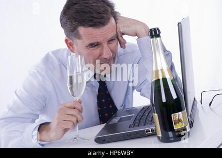 Model Release, Geschaeftsmann Mit Sekt Bei der Arbeit - Geschäftsmann mit Alkohol am Arbeitsplatz Stockfoto