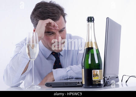 Model Release, Geschaeftsmann Mit Sekt Bei der Arbeit - Geschäftsmann mit Alkohol am Arbeitsplatz Stockfoto