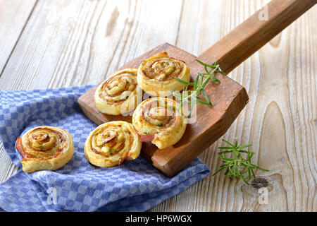 Gebackene herzhafte Blätterteig Brötchen mit Schinken, Frischkäse, Parmesan und Kräutern Stockfoto