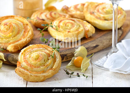 Gebackene herzhafte Blätterteig Brötchen mit geräuchertem Slamon, Frischkäse und fesch Kräuter Stockfoto