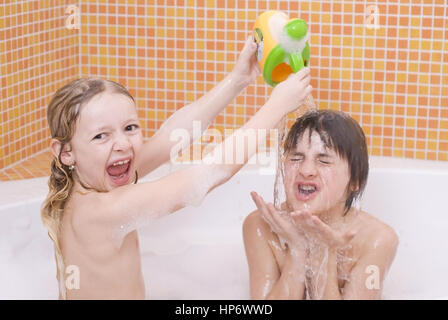 Modell veröffentlicht, Bub, 11 Jahre, Und näher, 7 Jahre, in der jazzten - jungen und Mädchen in der Badewanne Stockfoto